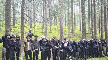 Augustā Krāslavas novadā robežsargi notvēra 28 personas, kuras bija nelikumīgi šķērsojušas robežu pa izraktu pazemes tuneli. Foto — Valsts robežsardze