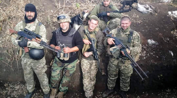 Vitālijs (pirmais no kreisās) ar cīņubiedriem frontē. Foto tapšanas vieta un laiks nav zināmi.
