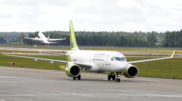 airBaltic lidmašīna Rīgas lidostā 3. septembrī.