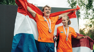 «Mēs mēģinām tikt ārā no dārza un pagalma spēles krātiņa un kļūt par nopietnu sporta veidu. Vēl pirms četriem gadiem faktiski nebija tiesnešu. Tas tagad attīstās,» stāsta Aleksandrs Juška. «Taču sacensības norit draudzīgi, mums nav pat grūstīšanās.» Foto — IG @vers_usphoto