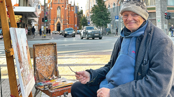 Mākslinieks iesācis jau trīspadsmito Ģertrūdes baznīcas gleznu. «Cilvēkiem patīk, viņi pērk un pat gaida rindā.»