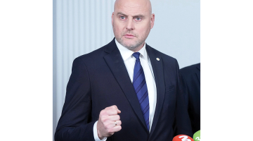 Ministru prezidents Andris Kulbergs pēc tikšanās ar Valsts prezidentu Rīgas pilī 6. oktobrī.
