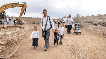 Ebreju kolonisti svētku gājienā 30. septembrī netālu no Dženīnas pilsētas okupētajā Rietumkrastā. Vēl pavisam nesen šajā vietā bija palestīniešu ciems.