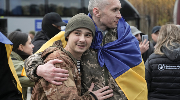 Ukraina un Krievija 23. oktobrī apmainījušās ar 270 cilvēkiem katra — tā ir pirmā lielā gūstekņu apmaiņa kopš augusta. Ukrainā atgriezies 261 karavīrs un deviņi civiliedzīvotāji, tajā skaitā pieci karagūstekņi, 
kuri 2022. gadā izdzīvoja sprādzienā Krievijas kontrolētajā Olenivkas ieslodzījuma vietā.
