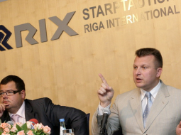 VAS "Starptautiskā lidosta "Rīga"" bijušais vadītājs Krišjānis Peters un bijušais satiksmes ministrs Ainārs Šlesers 2008. gadā. LETA
