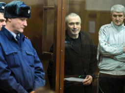 Attēlā: (no labās) Ļebedevs un Hodorkovskis