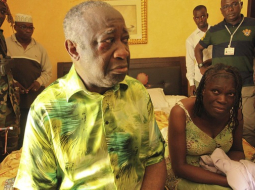 Kotdivuāras līdzšinējais prezidents Lorāns Gbagbo padevies pēc vairāku mēnešu pretošanās likumīgajam vēlēšanu uzvarētājam Alasanam Uataram. Gbagbo kopā ar sievu Simonu 11.aprīlī aizturēts pēc militāra uzbrukuma viņa rezidencei Abidžānā.Foto EPA/STR.