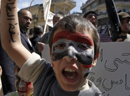 Sīriešu zēns pieprasa Sīrijas režīma gāšanu demonstrācijā Tripolē, Libānā 22.aprīlī. Foto: EPA/LETA