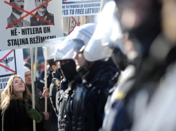 Šogad pie Brīvības pieminekļa Rīgas dome atļāva vienlaikus uzturēties pretēji domājošajiem. Foto: Evija Trifanova, LETA