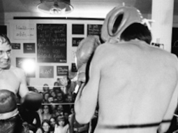 Tiešās demokrātijas biroja slēgšanas documenta 5 laikā Jozefs Boiss boksējas ar  Abrahamu Dāvidu Kristianu.  1972. gada 8. oktobris, Kasele; © Mihaels Rics