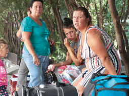 Bēgļi no Ukrainas dienvidaustrumu rajoniem pagaidu patvēruma vietā bērnu nometnē Artek Krimā.