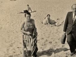 Aleksandra Beļcova un Romans Suta Jūrmalā. 1930. gadu pirmā puse. Foto no muzeja arhīva