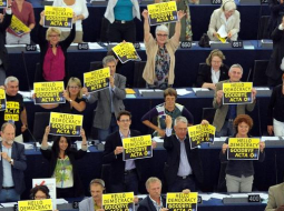 Eiroparlamentārieši balsojumā pret ACTA. Foto: AFP/LETA