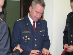 Toreizējais Valsts policijas koledžas Latgales filiāles direktors Aigars Evardsons 2009.gadā svinīgi atklājot koledžu Valsts policijas Latgales reģiona pārvaldes telpās. Foto: Ivars Soikāns, LETA
