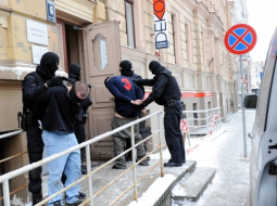 Divi aizturētie Jēkabpils laupītāji pirms tiesas par drošības līdzekļa piemērošanu. Foto: Edijs Pālens, LETA