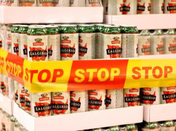 Lietuvā Zinību dienā lielveikalos ar īpašām lentēm atgādina, ka liegts jauniešiem iegādāties alkoholiskos dzērienus. Foto: LETA