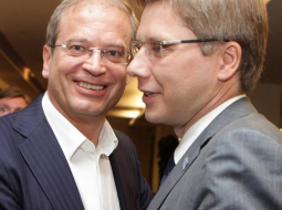 Rīgas mērs Nils Ušakovs (no labās) kopā ar savu "otru pusi" Andri Ameriku. Foto: Edijs Pālens, LETA