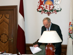 Prezidents Andris Bērziņš darba kabinetā. Foto: Raitis Plauks, F64