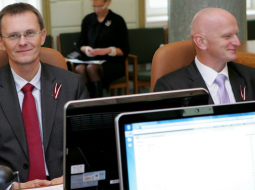 Finanšu ministrs Andris Vilks (no kreisās) un tieslietu ministrs Gaidis Bērziņš valdības sēdē. Foto: Raitis Plauks, F64