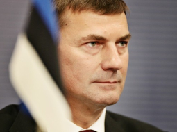 Visvairāk balsu ieguvušās partijas līderis un Igaunijas premjerministrs Andruss Ansips. Foto: Andrejs Strokins, F64