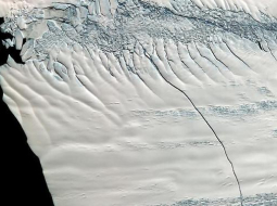 9.jūlijā uzņemtais satelītattēls ar  Painailendas ledāja plaisu. Foto: EPA/LETA