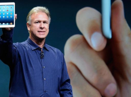 "Apple" viceprezidents Fils Šillers prezentē mini iPad. Foto: AFP/LETA
