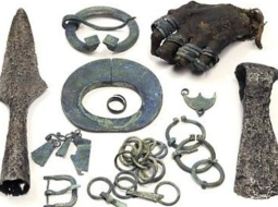 Latvijas Nacionālais vēstures muzejs (LNVM) lepojas ar savām senlietām, viena no tām ir tā saucamā Melnā roka. Tā atrasta Rāznas ezera dienvidu krastā 1956.gada oktobrī, rokot kartupeļu bedri. Senā latgaļa apbedījumu apmēram metra dziļumā atracis Bernards Zaremba. Bedrē bez citiem kauliem bijusi arī mumificējusies roka ar karavīra aproci. Uz rokas pirkstiem ir saglabājušies četri spirālgredzeni. Attēls no LNVM