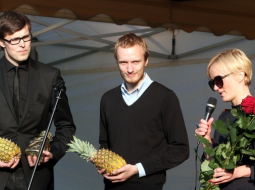 Attēlā: Balvas ieguvēji Mārtiņš Pīlēns (K), Edgars Zvirgzdiņš (C) un Ieva Žībārte (L). 