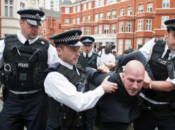 Britu policisti saņem ciet Asanža atbalstītāju. Foto: AFP/LETA