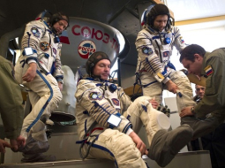 SKS komanda, kas 5. maijā gatavojas vienam no pēdējamiem praktiskajiem lidojumiem pirms eksāmena treniņa nolūkos veidotajā Krievu izgatavotajā kosmosa kuģī "Sojuz". No kreisās redzams ASV astronauts Rons Garans, Krievijas kosmonauts Aleksandrs Somakitijevs un Andrejs Borisenko.