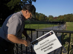 ASV nacionālā parka sargs novieto uzrakstu, ka tas ir slēgts, tāpat kā citas valsts iestādes valdības krīzes dēļ. Foto: EPA/LETA