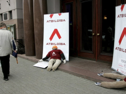 &quot;Atbildības&quot; izvietotās lelles pie Rīgas Latviešu biedrības nama ieejas. Foto: Andrejs Terentjevs, F64