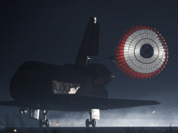 Kosmosa kuģis "Atlantis" piezemējas Kenedija kosmosa centrā Floridā, noslēdzot ASV atspoļkuģu 30 gadus ilgušo programmu. Foto: AFP/LETA