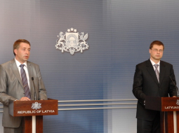 Satiksmes ministrs Uldis Augulis (no kreisās) un Ministru prezidents Valdis Dombrovskis. Foto: Gints Ivuškāns, F64