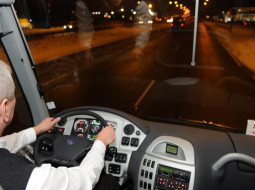 Autobusa šoferis pie stūres. Foto: Lita Krone, LETA