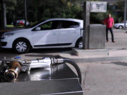Automašīnas uzpilde "Latvijas Propāna gāzes" degvielas uzpildes stacijā. Foto: Evija Trifanova, LETA