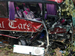Avarējušais ukraiņu autobuss iegāzās grāvī. Foto: Ieva Čīka, LETA
