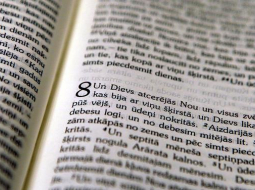 Bībeles jaunais tulkojums. Foto: Ieva Čīka, LETA