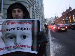 Vientuļš protestētājs pret Krievijas Valsts domes necilvēcīgo likumu, kas liedz bāreņu adopciju uz ASV. Foto: AFP/LETA