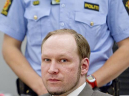 Norvēģu asinspirti sarīkojušais Anderss Bērings-Breivīks tiesas zālē. Foto: AFP/LETA