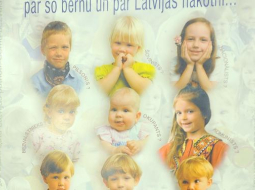 Plakāts ar bērniem par pilsonības piešķiršanu. Foto: Evija Trifanova, LETA