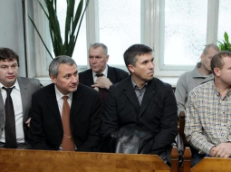 Apsūdzētie - Mihails Kreicers (no kreisās), Aleksandrs Kreicers, bijušais Bērnu slimnīcas valdes loceklis Iepirkumu komisijas vadītājs Arnis Kramzaks, Sergejs Kravcovs, Valsts ugunsdzēsības un glābšanas dienesta inspektors Juris Šmits un Georgijs Pimenovs 14.janvārī ieradušies uz Rīgas pilsētas Zemgales priekšpilsētas tiesas sēdi, kurā sāks izskatīt Bērnu slimnīcas kukuļošanas lietu. Foto: Ieva Čīka, LETA