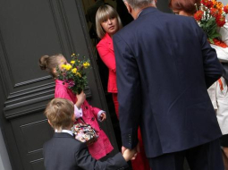 Valsts prezidents Andris Bērziņš pavada dēlu Kristapu Andri pirmajā skolas dienā uz Rīgas Valda Zālīša sākumskolu. Foto: Edijs Pālens, LETA