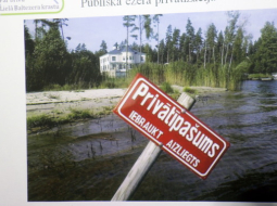 Baltezera aizstāvji cīnījās par ezera publiskumu ar mediju starpniecību. Foto: Andrejs Terentjevs, F64