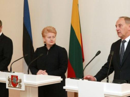 Igaunijas prezidents Tomass Hendriks Ilvess (no kreisās), Lietuvas prezidente Daļa Grībauskaite un Latvijas prezidents Andris Bērziņš. Foto: Valsts prezidenta kanceleja