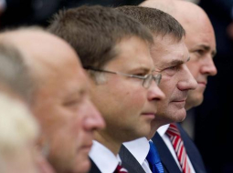 Baltijas valstu premjerministri Andrius Kubiļus (Lietuva, no kreisās), Valdis Dombrovskis un Andruss Ansips (Igaunija) pirms pāris gadiem Stokholmā kopā ar Zviedrijas premjeru Fredriku Reinfeltu, atceroties baltiešu pirmdienu mītiņus. Foto: EPA/LETA