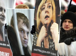 24.martā Baltkrievijas galvaspilsētā Minskā notika valsts brīvības un neatkarības dienas atzīmēšana. Opozīcijas pārstāvji gājienā atgādināja par politieslodzītajiem. Foto: EPA/LETA