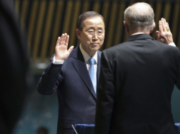 Attēlā: Ģenerālsekretārs Bans Gimuns nodod zvērestu otrajam termiņam.