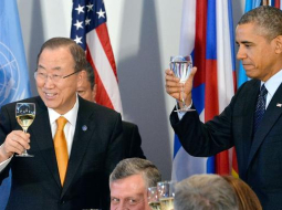 ANO ģenerālsekretārs Bans Gimuns (no kreisās) un ASV prezidents Baraks Obama uzsauc tostu ANO Ģenerālās asamblejas atklāšanā. Foto: AFP/LETA