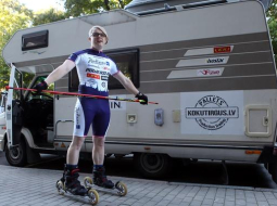 Kārlis Bardelis uz skrituļslidām. Foto: Edijs Pālens, LETA
